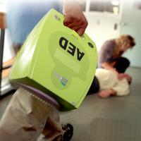 Demonstration af ZOLL AED Plus hjertestarter